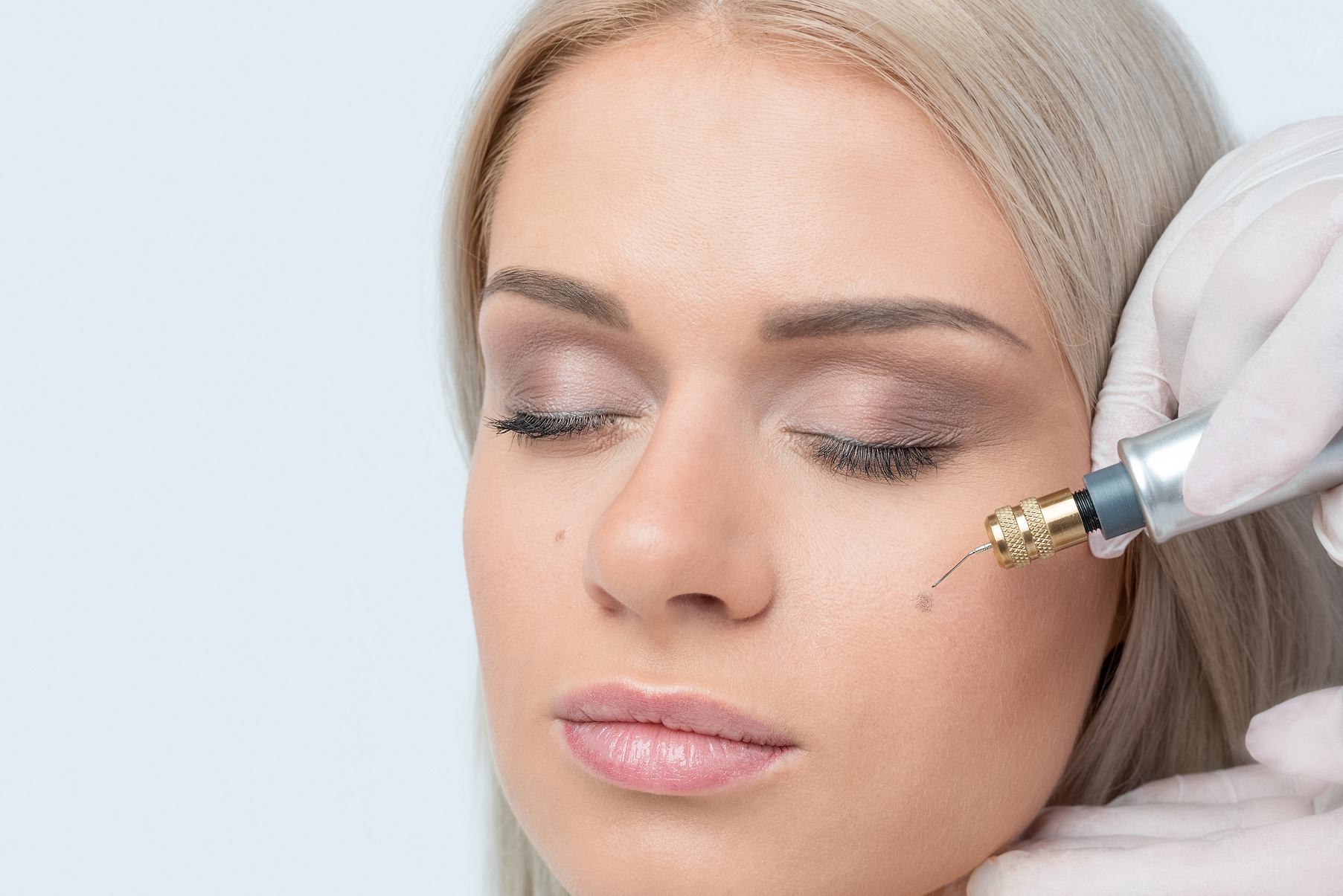 Fibroblast skin care procedure, wrinkle eyelids lifting.